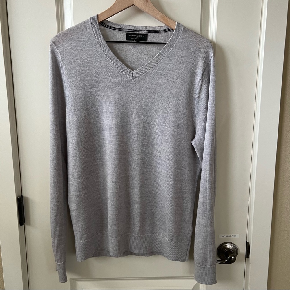 Banana Republic Men’s Light Grey V-Neck Sweater